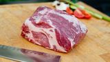 Das Nackenstück vom Iberico-Schwein kann man natürlich auch im Ganzen braten...