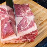 ... eine andere Möglichkeit ist es Steaks aus dem Stück zu schneiden. Dabei immer darauf achten, dass man gegen die Maserung schneidet, sonst wird das Fleisch zäh.