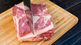 ... eine andere Möglichkeit ist es Steaks aus dem Stück zu schneiden. Dabei immer darauf achten, dass man gegen die Maserung schneidet, sonst wird das Fleisch zäh.