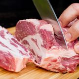 Die Dicke der Steaks kann jeder selber bestimmen. Ideal sind jedoch Stücke, die etwa 2,5 bis 3 Zentimeter dick sind.