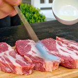 Das Fleisch am besten mit etwas Öl einpinseln, damit das Fleisch nicht am Grillrost hängen bleibt. Rapsöl ist optimal geeignet, da es geschmacksneutral ist und auch hohe Temperaturen aushält. 