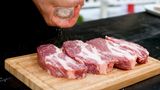 Vom Salzen und Pfeffern: In etlichen Grillratgebern werden jeweils andere Tipps und Ratschläge zum Thema Würzen gegeben. Am besten ist es, einfach auszuprobieren, was einem selber schmeckt. Vom vorherigen Pfeffern raten die meisten jedoch ab, da die Gewürze verbrennen könnten und das Fleisch sein volles Aroma nicht entfalten würde. Deshalb gilt als Orientierung: vorher salzen, nachher pfeffern.