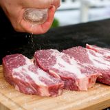 Vom Salzen und Pfeffern: In etlichen Grillratgebern werden jeweils andere Tipps und Ratschläge zum Thema Würzen gegeben. Am besten ist es, einfach auszuprobieren, was einem selber schmeckt. Vom vorherigen Pfeffern raten die meisten jedoch ab, da die Gewürze verbrennen könnten und das Fleisch sein volles Aroma nicht entfalten würde. Deshalb gilt als Orientierung: vorher salzen, nachher pfeffern.