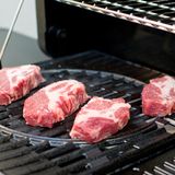 Fleisch erst bei Zimmertemperatur auf den Grill, sonst erschrickt das Fleisch und die Muskelfasern ziehen sich zusammen, so wird das Fleisch später zäh. Bei der Höhe des Grillrostes immer darauf achten, dass das Steak nicht verbrennt und das austretende Fett nicht in die Flamme tropft. Welche die optimale Höhe ist, muss man selber ausprobieren. 
