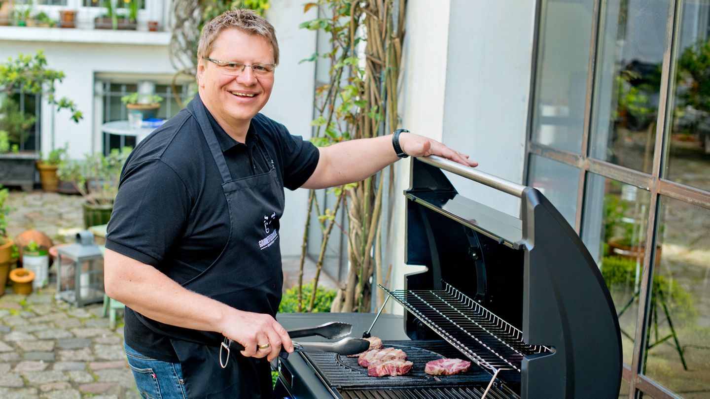 Fleisch richtig zuschneiden: Grillmeister Sven Schurig von gourmetfleisch.de sagt: "Ein Steak muss man behandeln wie seine Frau. Mit ganz viel Liebe." Wie man aufs Fleisch ein perfektes Grillmuster, also ein "Branding", bekommt, erfahren Sie hier! Grillmeister Sven Schurig von gourmetfleisch.de sagt: "Ein Steak muss man behandeln wie seine Frau. Mit ganz viel Liebe." Wie man aufs Fleisch ein perfektes Grillmuster, also ein "Branding", bekommt, erfahren Sie hier!