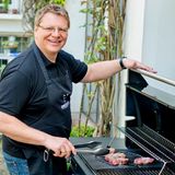 Grillmeister Sven Schurig von gourmetfleisch.de sagt: "Ein Steak muss man behandeln wie seine Frau. Mit ganz viel Liebe." Wie man aufs Fleisch ein perfektes Grillmuster, also ein "Branding", bekommt, erfahren Sie hier!
