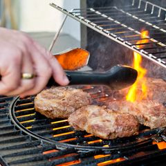 Nicht vergessen: Fleisch nur mit einer Grillzange anfassen, damit die Fleischsäfte nicht entweichen können