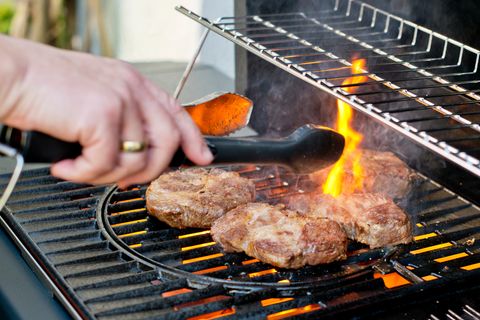 Nicht vergessen: Fleisch nur mit einer Grillzange anfassen, damit die Fleischsäfte nicht entweichen können