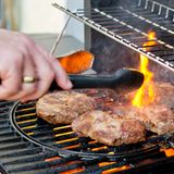 Nicht vergessen: Fleisch nur mit einer Grillzange anfassen, damit die Fleischsäfte nicht entweichen können