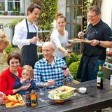 Wer nicht selber grillen will, kann als Gastgeber eine "BEEF PARTY @ HOME" geben. Schon ab 189 Euro können Sie mit 8 bis 15 Personen verschiedene Steaks grillen und probieren und ein Grillmeister verrät Ihnen Tipps und Tricks zur Zubereitung und Grillrezepte. Mehr Infos bei gourmetfleisch.de oder unter: beef-party-at-home.de