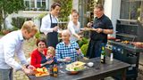 Wer nicht selber grillen will, kann als Gastgeber eine "BEEF PARTY @ HOME" geben. Schon ab 189 Euro können Sie mit 8 bis 15 Personen verschiedene Steaks grillen und probieren und ein Grillmeister verrät Ihnen Tipps und Tricks zur Zubereitung und Grillrezepte. Mehr Infos bei gourmetfleisch.de oder unter: beef-party-at-home.de