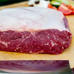 Die Tiere stehen bis zu 24 Monate auf der Weide und werden dann 100 Tage bevor sie geschlachtet werden unter freiem Himmel hauptsächlich mit selbst angebautem Mais gefüttert. Das Roastbeef zeichnet sich durch seinen Fettrand aus.