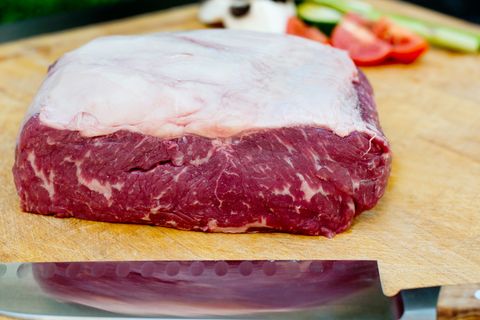 Die Tiere stehen bis zu 24 Monate auf der Weide und werden dann 100 Tage bevor sie geschlachtet werden unter freiem Himmel hauptsächlich mit selbst angebautem Mais gefüttert. Das Roastbeef zeichnet sich durch seinen Fettrand aus.