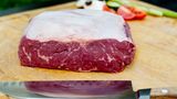 Die Tiere stehen bis zu 24 Monate auf der Weide und werden dann 100 Tage bevor sie geschlachtet werden unter freiem Himmel hauptsächlich mit selbst angebautem Mais gefüttert. Das Roastbeef zeichnet sich durch seinen Fettrand aus.