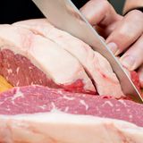 Aus dem Roastbeef schneidet man etwa 2,5 bis 3 Zentimeter dicke Rumpsteaks heraus