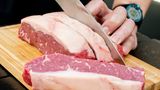 Aus dem Roastbeef schneidet man etwa 2,5 bis 3 Zentimeter dicke Rumpsteaks heraus