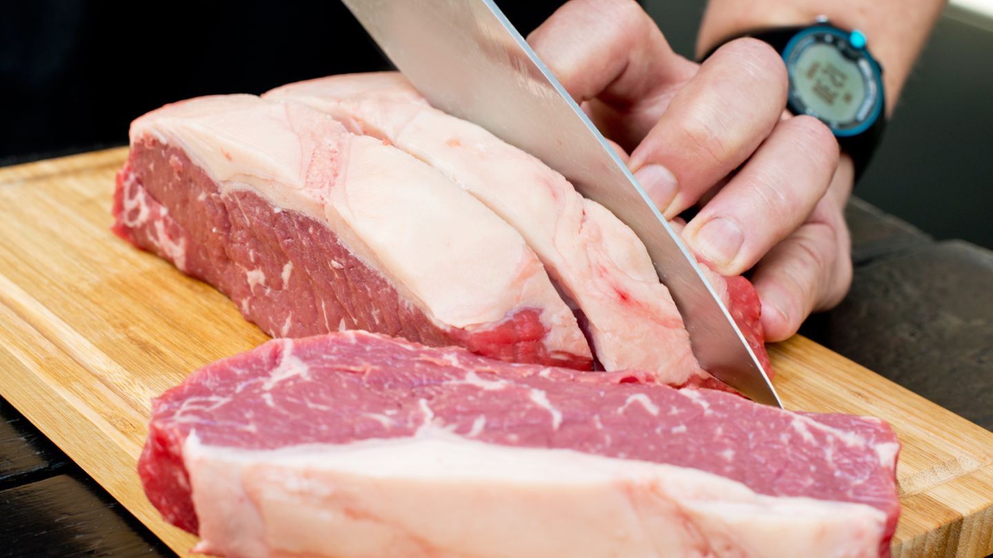 Aus dem Roastbeef schneidet man etwa 2,5 bis 3 Zentimeter dicke Rumpsteaks heraus
