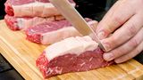 Den Fettrand sollte man beim Roastbeef immer einscheiden, sonst wölbt sich später das Fett beim Grillen