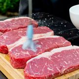 Mit etwas Rapsöl einpinseln, so bleibt das Fleisch nicht am Grillrost kleben