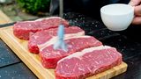 Mit etwas Rapsöl einpinseln, so bleibt das Fleisch nicht am Grillrost kleben