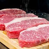 Kräftig salzen, aber nicht pfeffern, das Gewürz könnte verbrennen und Bitterstoffe entstehen lassen