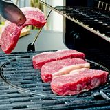 Das Fleisch bei Zimmertemperatur auf den heißen (mindestens 300° Celsius) Grill legen