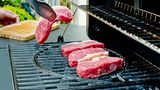 Das Fleisch bei Zimmertemperatur auf den heißen (mindestens 300° Celsius) Grill legen