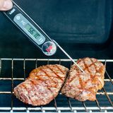 Garpunkt: medium (rosa)  Werkzeug: Fleischthermometer  Kerntemperatur: etwa 53°C - 59°C. Hier im Bild ist die Kerntemperatur 56,1°C – der Kern ist also rosa und halb durchgebraten.