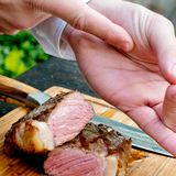 Garpunkt: medium (rosa)  Werkzeug: Handballen  So funktioniert's: Legen Sie den Ringfinger auf den Daumen und drücken Sie unterhalb des Daumens auf den Muskel. Dem Fingerdruck sollte der Ballen kaum noch nachgeben. Vergleichen Sie jetzt das Fleisch mit dem Handballen, wenn es sich gleich anfühlt, haben Sie ein rosa bzw. halbdurchgebratenes Steak.