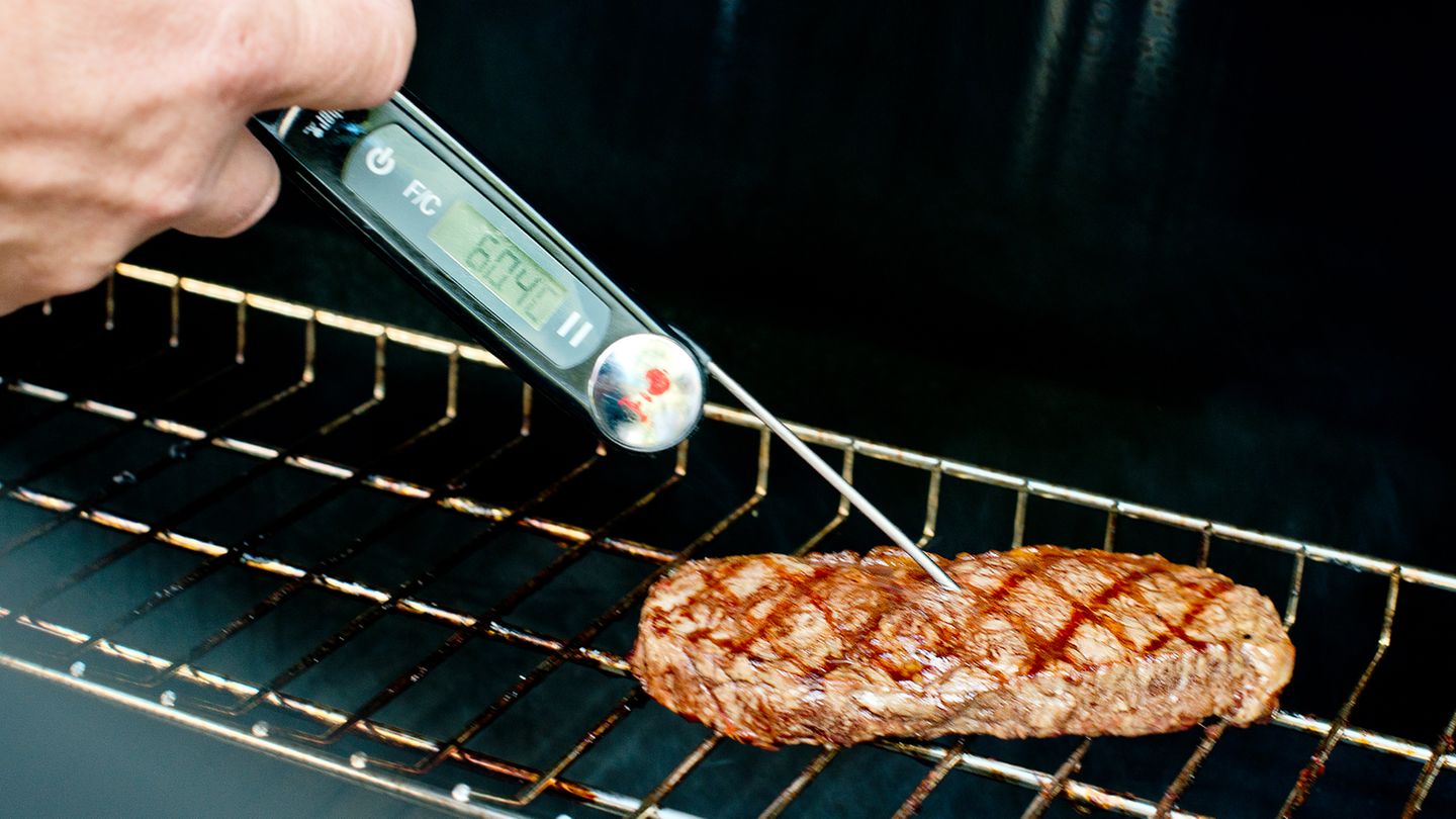 Garpunkt: well done (durch)  Werkzeug: Fleischthermometer  Kerntemperatur: etwa 60°C - 63°C. Hier im Bild ist die Kerntemperatur 60,4°C – der Kern ist also durchgebraten.