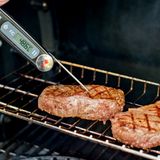 Eine Möglichkeit, den Garpunkt zu bestimmen, ist die Methode mit dem Fleischthermometer:  Garpunkt: rare (englisch)  Werkzeug: Fleischthermometer  Kerntemperatur: etwa 45°C - 52°C. Hier im Bild ist die Kerntemperatur 48,6°C – der Kern ist also noch roh.