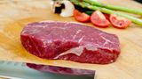 Die Ochsen Irlands grasen auf grünen Weideflächen. Die Luft ist sehr salzhaltig, was Einfluss auf das Fleisch hat und für ein kräftiges Aroma sorgt. 