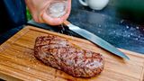Würzen kann man das Fleisch vor dem Grillen oder danach. Abgeraten wird aber vom vorherigen pfeffern, dadurch könnten Bitterstoffe entstehen.
