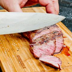 Da der irische Weideochse viel Auslauf hat, hat das Fleisch mehr Struktur und ist deshalb bissfester. Geschmacklich ist es sehr intensiv und sukkulent – davon spricht man, wenn das Fleisch viel Fleischsaft enthält.