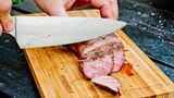 Da der irische Weideochse viel Auslauf hat, hat das Fleisch mehr Struktur und ist deshalb bissfester. Geschmacklich ist es sehr intensiv und sukkulent – davon spricht man, wenn das Fleisch viel Fleischsaft enthält.