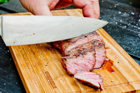 Da der irische Weideochse viel Auslauf hat, hat das Fleisch mehr Struktur und ist deshalb bissfester. Geschmacklich ist es sehr intensiv und sukkulent – davon spricht man, wenn das Fleisch viel Fleischsaft enthält.