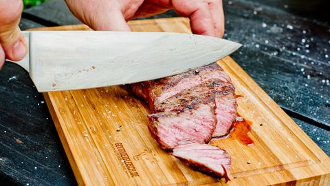 Da der irische Weideochse viel Auslauf hat, hat das Fleisch mehr Struktur und ist deshalb bissfester. Geschmacklich ist es sehr intensiv und sukkulent – davon spricht man, wenn das Fleisch viel Fleischsaft enthält.