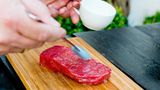 Vor dem Braten großzügig mit Rapsöl einpinseln, damit das Fleisch nicht am Grillrost hängen bleibt