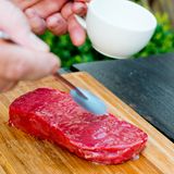 Vor dem Braten großzügig mit Rapsöl einpinseln, damit das Fleisch nicht am Grillrost hängen bleibt