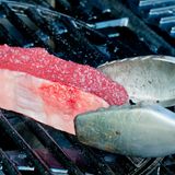 Damit das teure Fleisch (etwa 93 Euro pro Kilo) nicht trocken wird, darf es nur bei "geringer" Hitze gegrillt werden - bei etwa 180° Celsius. Andere Steaks werden hocherhitzt gegrillt - bei 300-350° Celsius. Bisonfleisch ist extrem mager und anders als beim Rind, ist beim Bison das Fleisch an sich der Geschmacksträger und nicht das Fett.