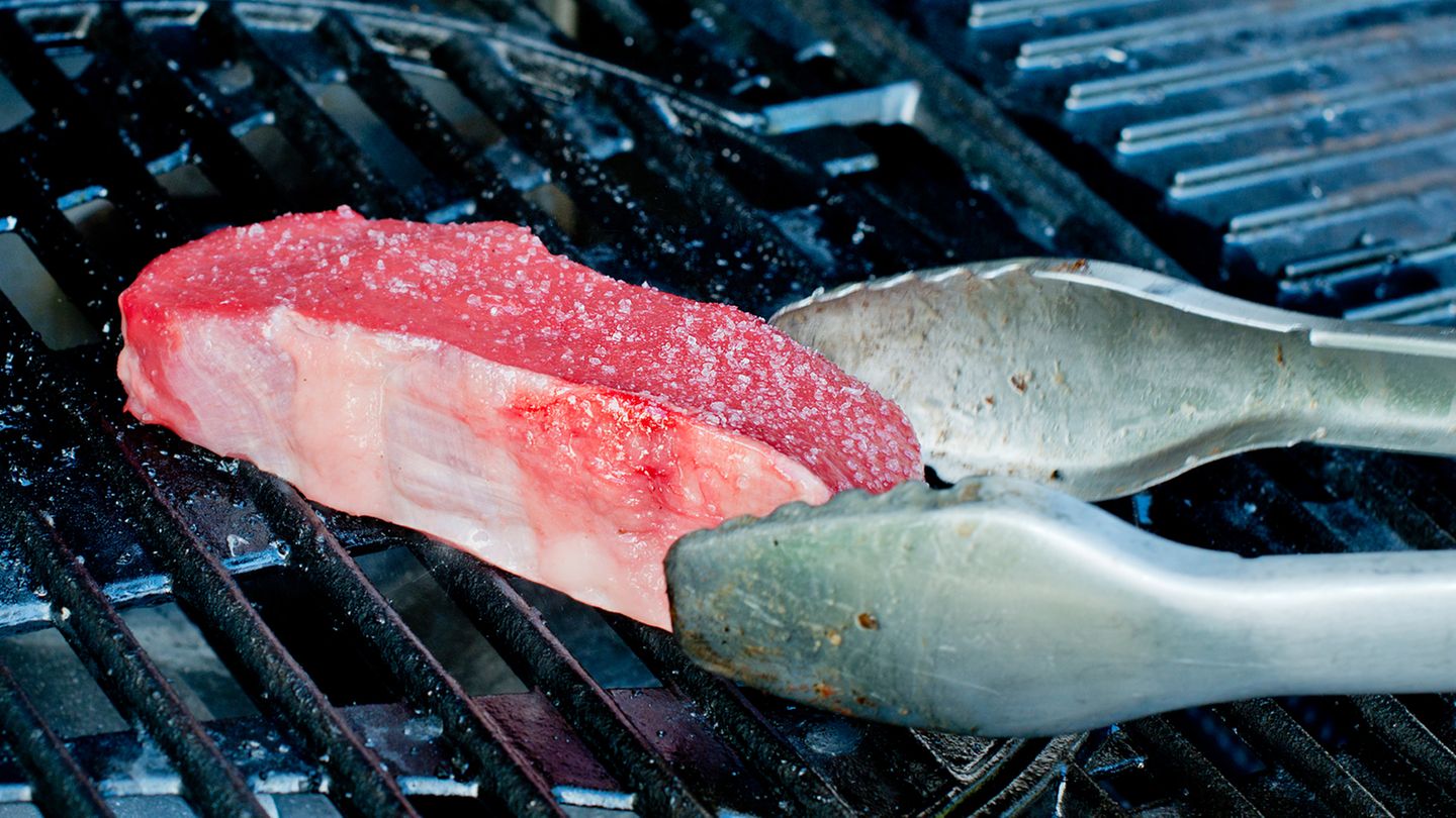 Kanadisches Bison: Damit das teure Fleisch (etwa 93 Euro pro Kilo) nicht trocken wird, darf es nur bei "geringer" Hitze gegrillt werden - bei etwa 180° Celsius. Andere Steaks werden hocherhitzt gegrillt - bei 300-350° Celsius. Bisonfleisch ist extrem mager und anders als beim Rind, ist beim Bison das Fleisch an sich der Geschmacksträger und nicht das Fett. Damit das teure Fleisch (etwa 93 Euro pro Kilo) nicht trocken wird, darf es nur bei "geringer" Hitze gegrillt werden - bei etwa 180° Celsius. Andere Steaks werden hocherhitzt gegrillt - bei 300-350° Celsius. Bisonfleisch ist extrem mager und anders als beim Rind, ist beim Bison das Fleisch an sich der Geschmacksträger und nicht das Fett.