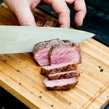 Geschmacklich ist Bison butter-zart und erinnert leicht an Wild. Denn die Tiere leben bis zu zwei Jahre in den Nationalparks Kanadas und grasen auf den Prärien mit bis zu 100 Kräutern. Außerdem unterstützt Bisonfleisch vor allem die gesundheitsbewusste Ernährung. Mit seinem hohen Anteil an Proteinen, Mineralien und wertvollen Fettsäuren ist es ein nährstoffreiches und zugleich kalorienarmes Nahrungsmittel. Bisonfleisch brät besonders schnell durch, muss aber im Gegensatz zu Rindfleisch doppelt so lange ruhen.