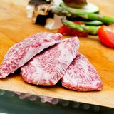 Es ist eines der teuersten Fleischsorten der Welt: Wagyu. Das bekannteste unter ihnen, das Kobe, heißt übrigens nur so, weil es aus der japanischen Region Kobe stammt. Ein genialer Marketing-Clou. Beim Kobe-Wagyu-Filet zahlt man schnell etwa 690 Euro pro Kilo.    Im Bild handelt es sich um japanische Wagyu-Strips (etwa 340 Euro pro Kilo) aus einer anderen japanischen Region. Das Filet kostet, obwohl es sich um die gleiche Rasse handelt, etwas weniger als das Kobe-Wagyu: rund 590 Euro pro Kilo.