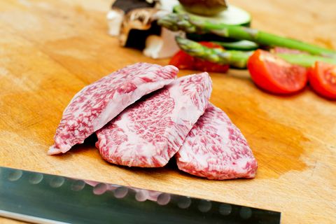 Es ist eines der teuersten Fleischsorten der Welt: Wagyu. Das bekannteste unter ihnen, das Kobe, heißt übrigens nur so, weil es aus der japanischen Region Kobe stammt. Ein genialer Marketing-Clou. Beim Kobe-Wagyu-Filet zahlt man schnell etwa 690 Euro pro Kilo.    Im Bild handelt es sich um japanische Wagyu-Strips (etwa 340 Euro pro Kilo) aus einer anderen japanischen Region. Das Filet kostet, obwohl es sich um die gleiche Rasse handelt, etwas weniger als das Kobe-Wagyu: rund 590 Euro pro Kilo.