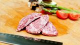 Es ist eines der teuersten Fleischsorten der Welt: Wagyu. Das bekannteste unter ihnen, das Kobe, heißt übrigens nur so, weil es aus der japanischen Region Kobe stammt. Ein genialer Marketing-Clou. Beim Kobe-Wagyu-Filet zahlt man schnell etwa 690 Euro pro Kilo.    Im Bild handelt es sich um japanische Wagyu-Strips (etwa 340 Euro pro Kilo) aus einer anderen japanischen Region. Das Filet kostet, obwohl es sich um die gleiche Rasse handelt, etwas weniger als das Kobe-Wagyu: rund 590 Euro pro Kilo.