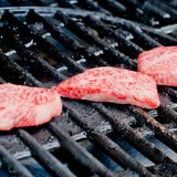 Ganz wichtig: Wagyu niemals bei Zimmertemperatur auf den Rost legen. Durch das viele Fett könnte das Fleisch zerlaufen. Bei 340 Euro pro Kilo wäre das bei diesem Stück Fleisch kein Spaß. Am besten direkt aus dem Kühlschrank auf den Grill. Das ist eine Ausnahme! Normalerweise heißt die Grundregel: Fleisch bei Zimmertemperatur auf den Grill. Nicht aber bei Wagyu. 