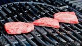 Ganz wichtig: Wagyu niemals bei Zimmertemperatur auf den Rost legen. Durch das viele Fett könnte das Fleisch zerlaufen. Bei 340 Euro pro Kilo wäre das bei diesem Stück Fleisch kein Spaß. Am besten direkt aus dem Kühlschrank auf den Grill. Das ist eine Ausnahme! Normalerweise heißt die Grundregel: Fleisch bei Zimmertemperatur auf den Grill. Nicht aber bei Wagyu. 