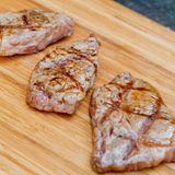 Wegen des hohen Fettgehaltes ist Wagyu-Fleisch sehr sättigend. Viel muss man davon nicht essen. Das würde auch das Portemonnaie überstrapazieren.