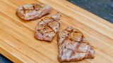 Wegen des hohen Fettgehaltes ist Wagyu-Fleisch sehr sättigend. Viel muss man davon nicht essen. Das würde auch das Portemonnaie überstrapazieren.