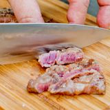 So sieht das perfekte Wagyu aus: Das Fleisch fühlt sich sehr butterig an und zergeht auf der Zunge. Geschmacklich ist es unglaublich intensiv, mit keinem anderen Fleisch vergleichbar.